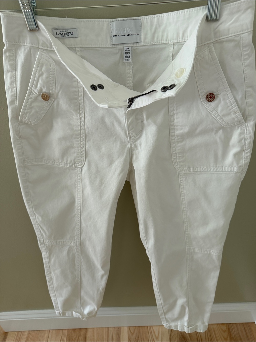 White House Black Market Slim Ankle Cropped Pants in White